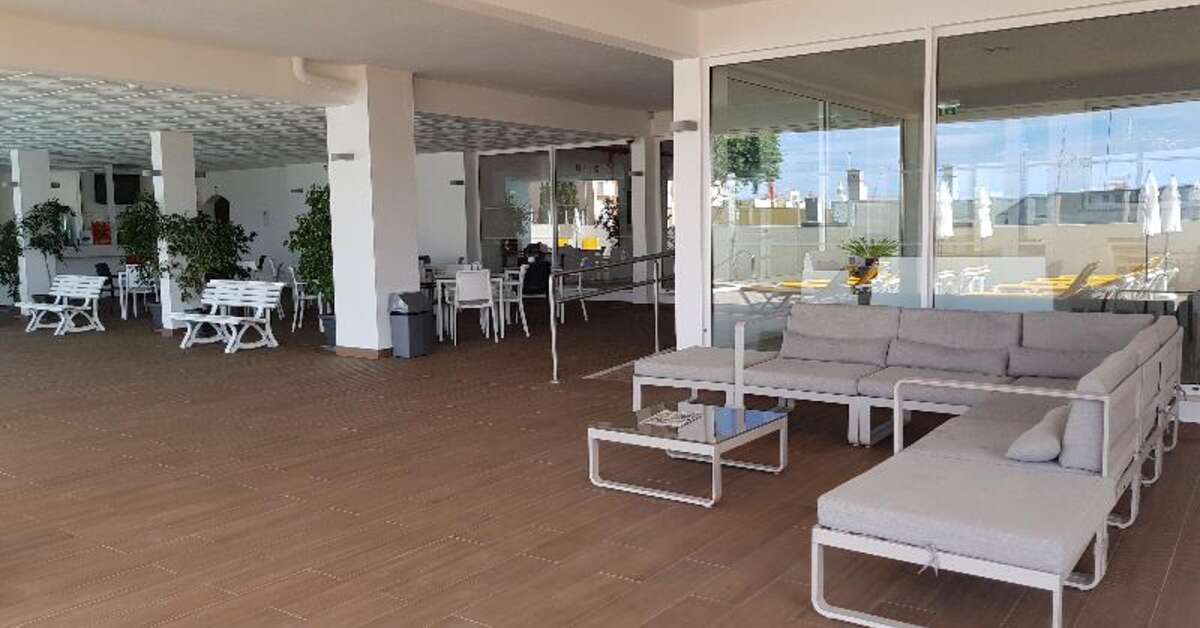 Een foto van het terras bij AlvorMar Appartementen
