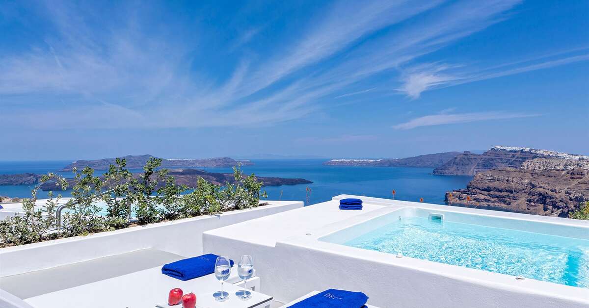 Een foto van het zwembad bij Alti Santorini Suites