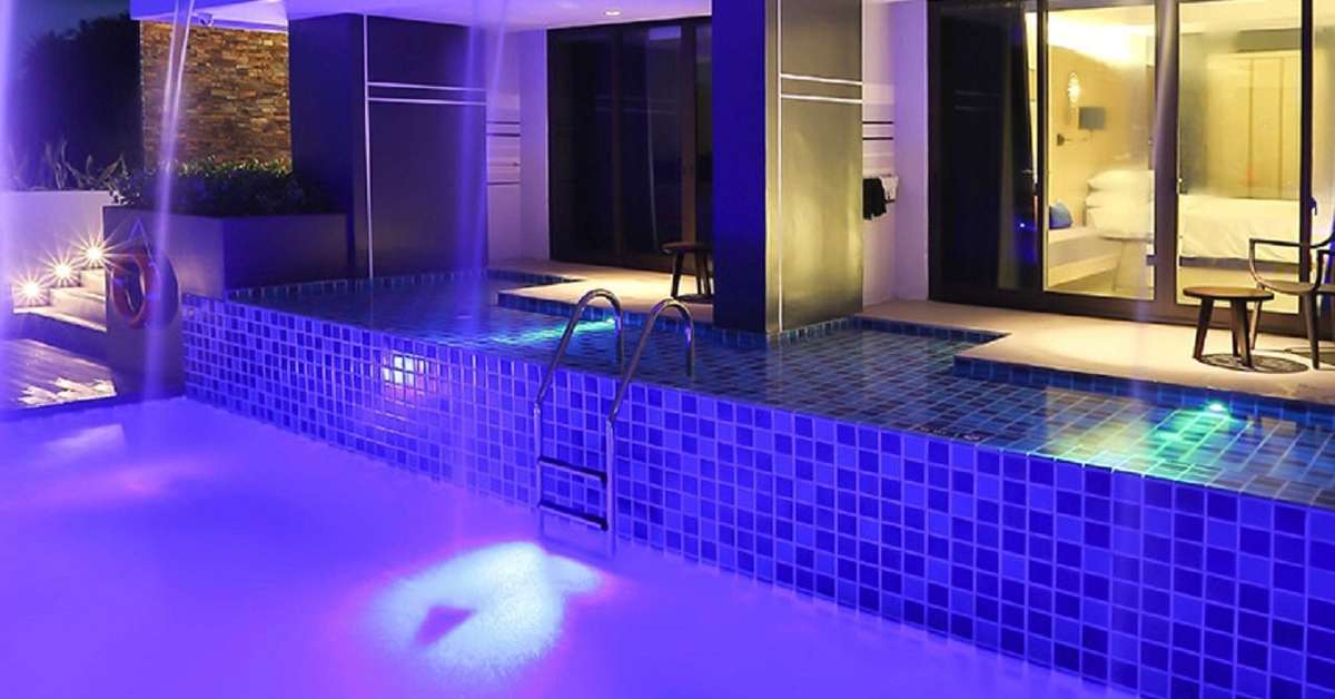 Een foto van het zwembad bij Eastin Yama Hotel Phuket