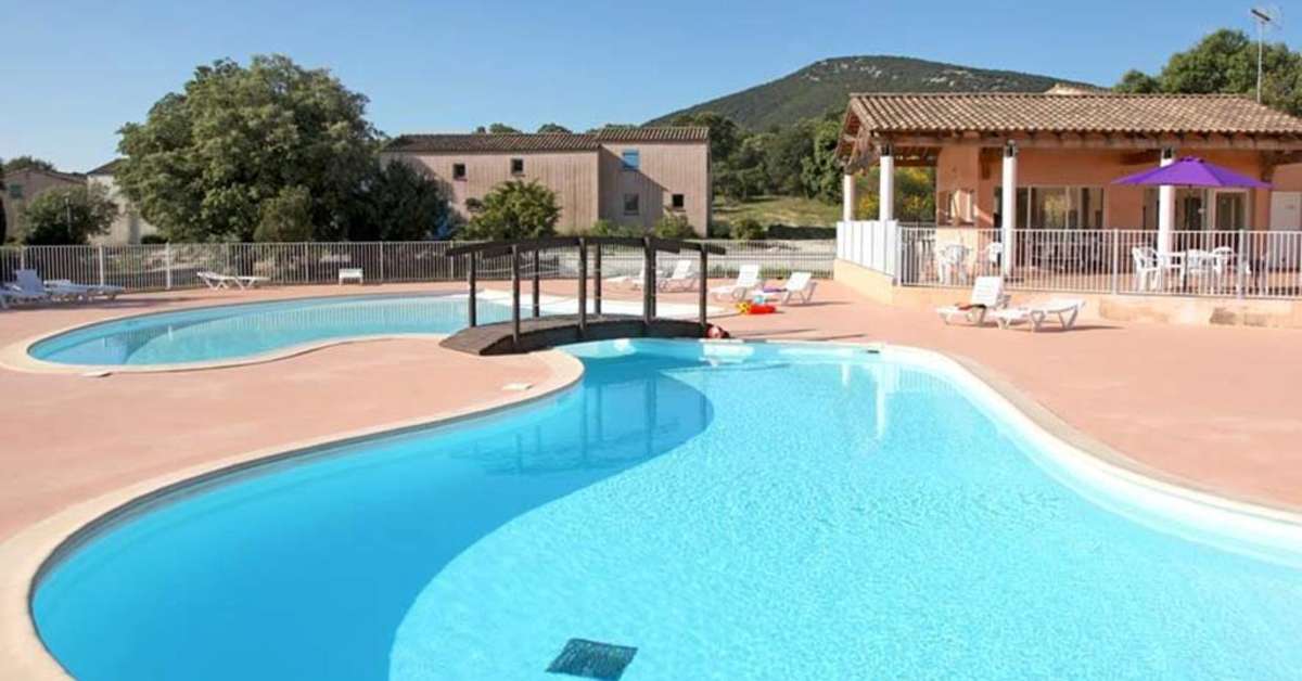 Een foto van het zwembad bij Les Portes des Cevennes