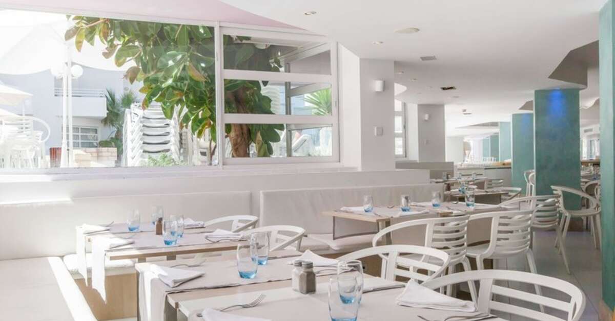 Ein Foto Fergus Style Cala Blanca Suites