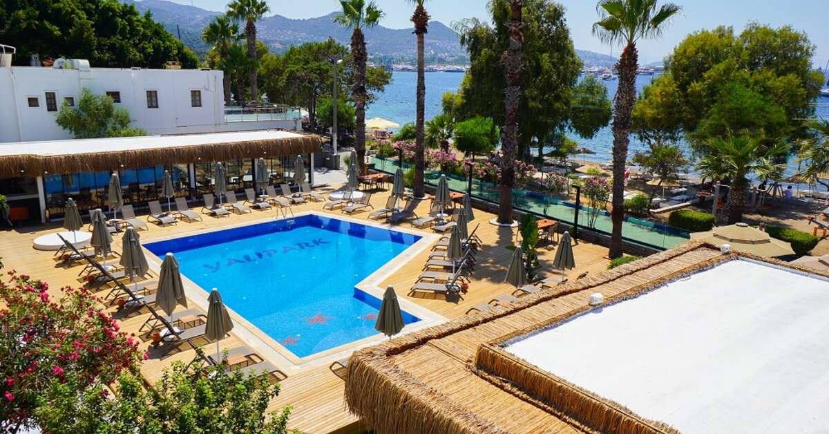 Een foto van het zwembad bij Yalipark Beach Hotel