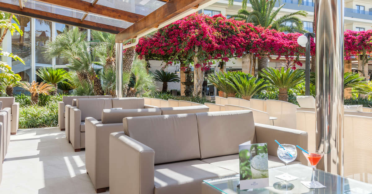 Een foto van het terras bij Hotel Zafiro Palmanova