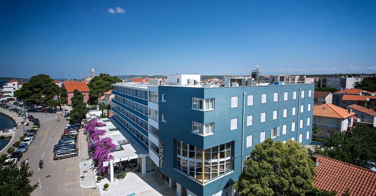 Een foto van de buitenkant van Hotel Kornati