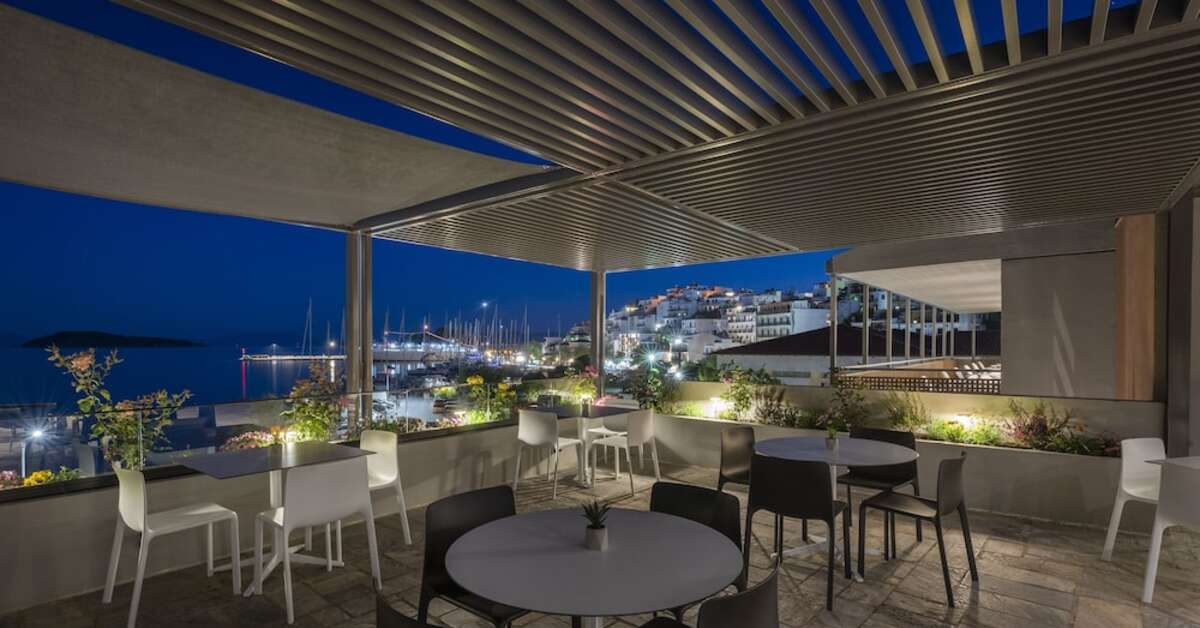 Een foto van het terras bij Hotel Alkyon