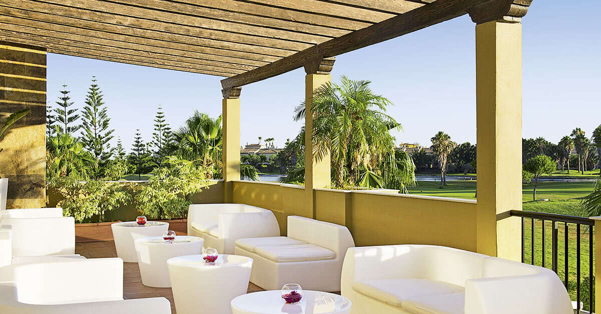 Een foto van het terras bij Elba Costa Ballena Beach & Thalasso Resort