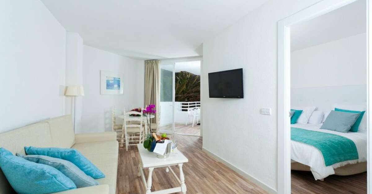 Ein Foto Fergus Style Cala Blanca Suites
