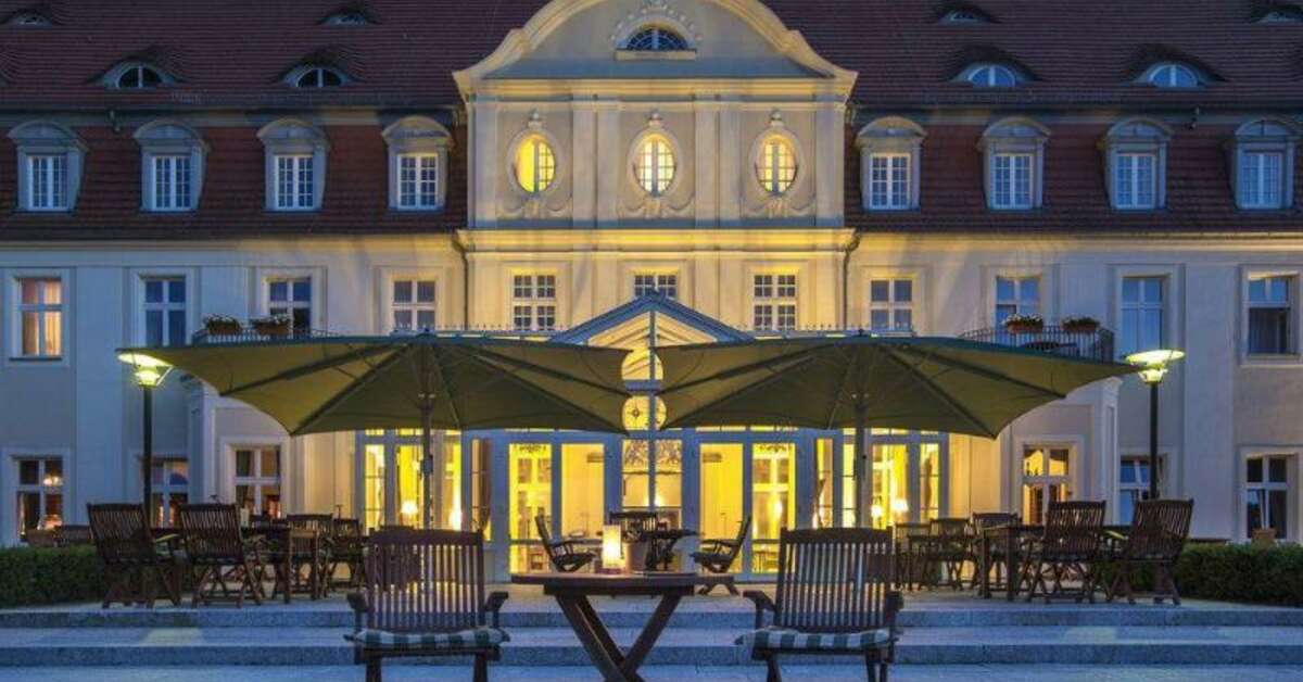 Een foto van het terras bij Schlosshotel Fleesensee