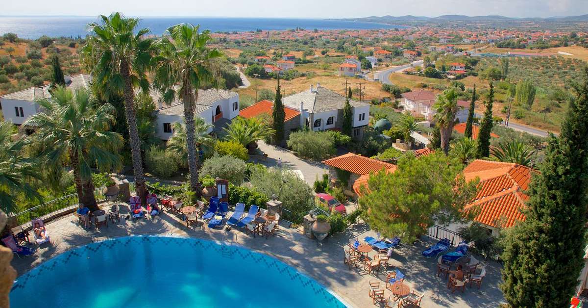Een foto van het zwembad bij Geranion Village