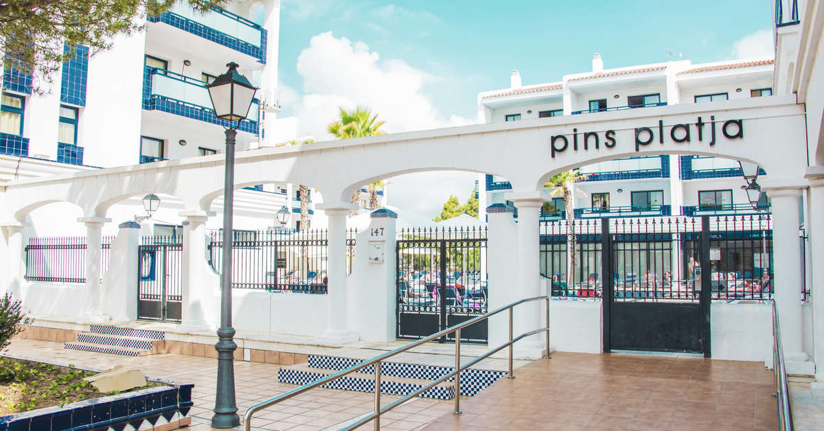 Een foto van de buitenkant van Appartementen Pins Platja