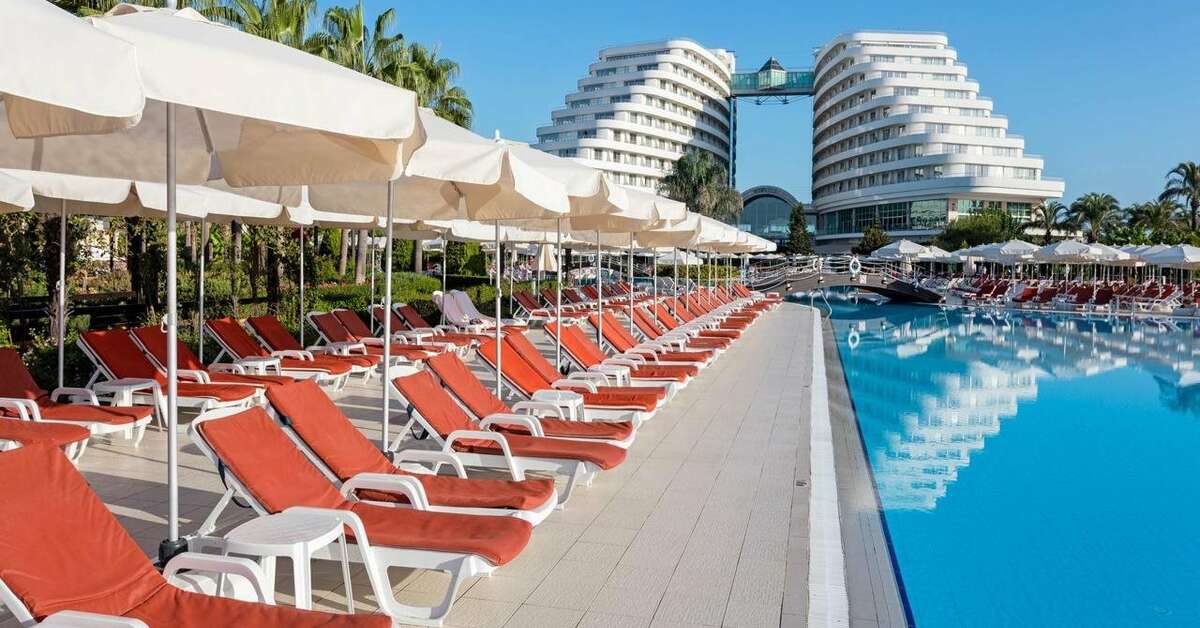 Een foto van het zwembad bij Miracle Resort Hotel