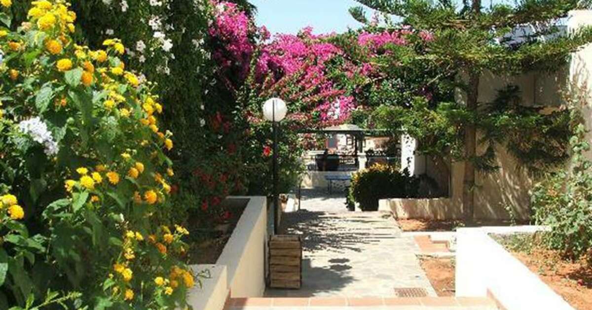 Een foto van het terras bij Anastasia Hotel
