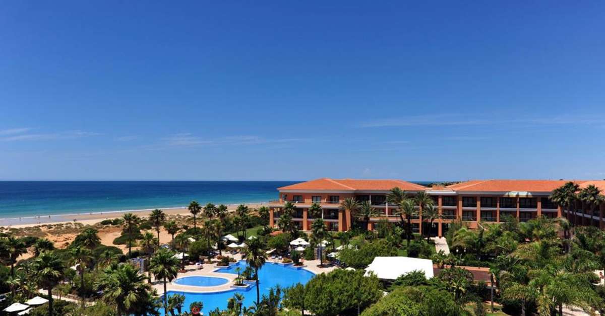 Een foto van het zwembad bij Hipotels Barrosa Palace & Spa