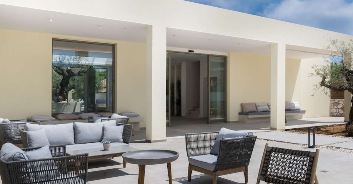 Een foto van het terras bij Tsamis Zante Suites