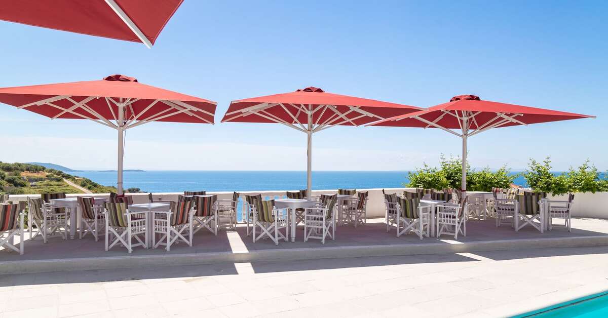 Een foto van het terras bij Lithos Hotel