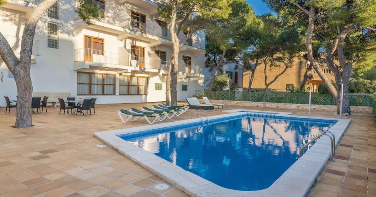 Ein Foto vom Pool im Hotel Santanyi Port