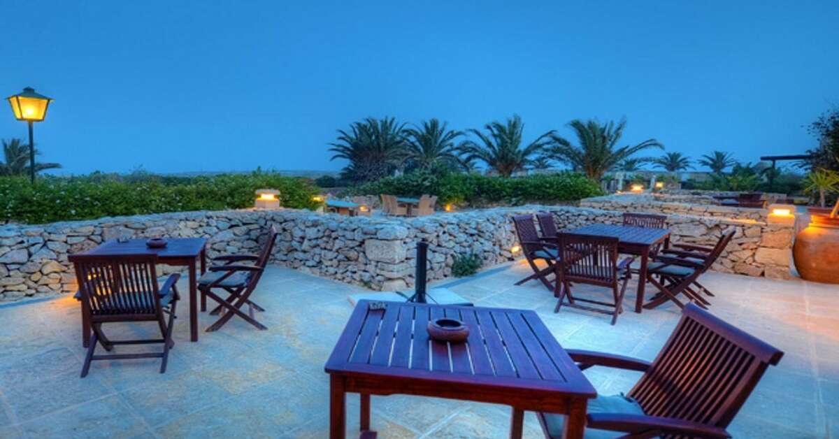 Een foto van het terras bij Hotel Ta' Cenc & Spa