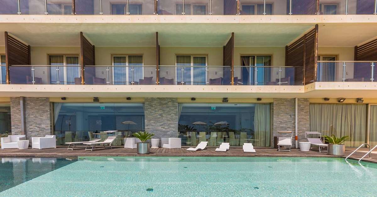 Een foto van het zwembad bij Main Palace Hotel