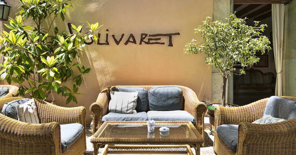 Een foto van het terras bij S'Olivaret Hotel Rural