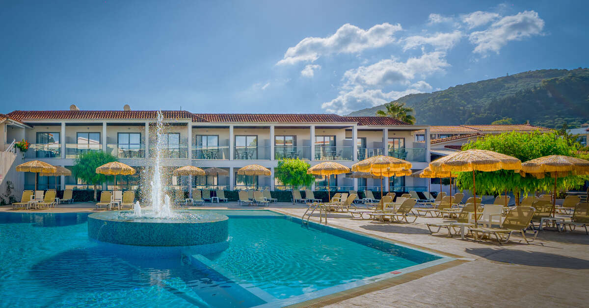 Een foto van het zwembad bij Papillon Hotel