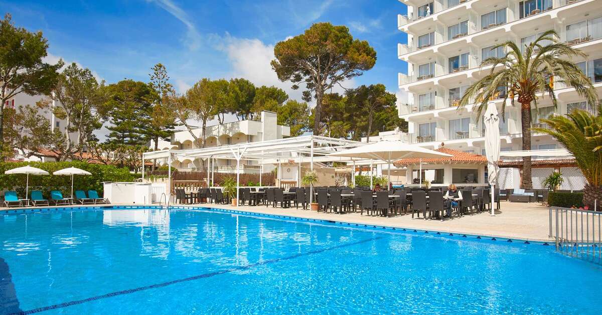 Een foto van het zwembad bij Universal Hotel Castell Royal