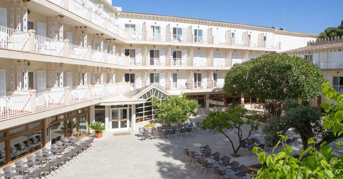 Een foto van het terras bij Hotel Castell dels Hams