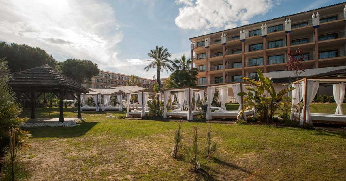 Een foto van het terras bij TUI Blue Isla Cristina Palace