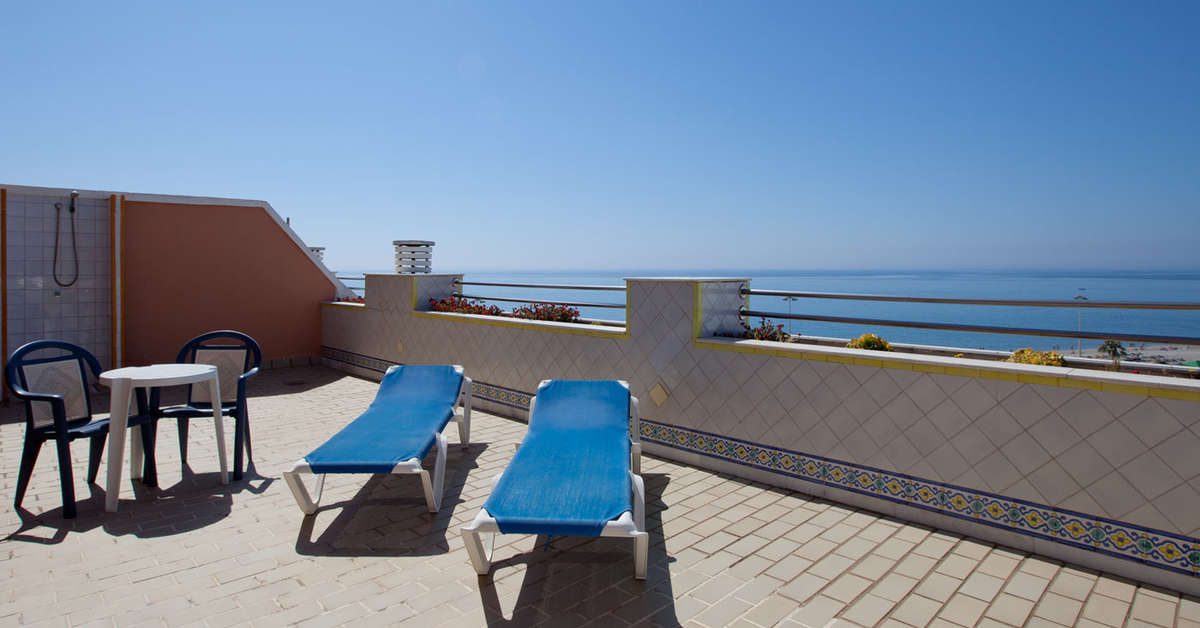 Een foto van het terras bij Hotel Playacapricho