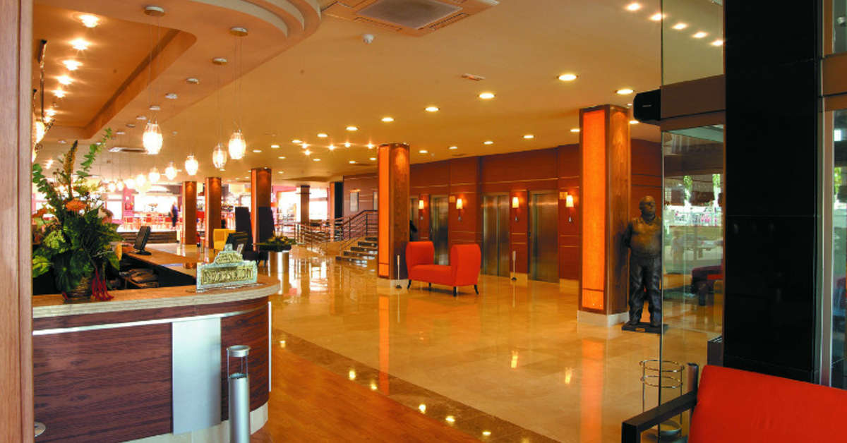 Een foto van het interieur van Hotel Evenia Olympic Suites