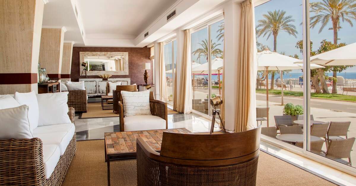 Een foto van het interieur van Catalonia del Mar