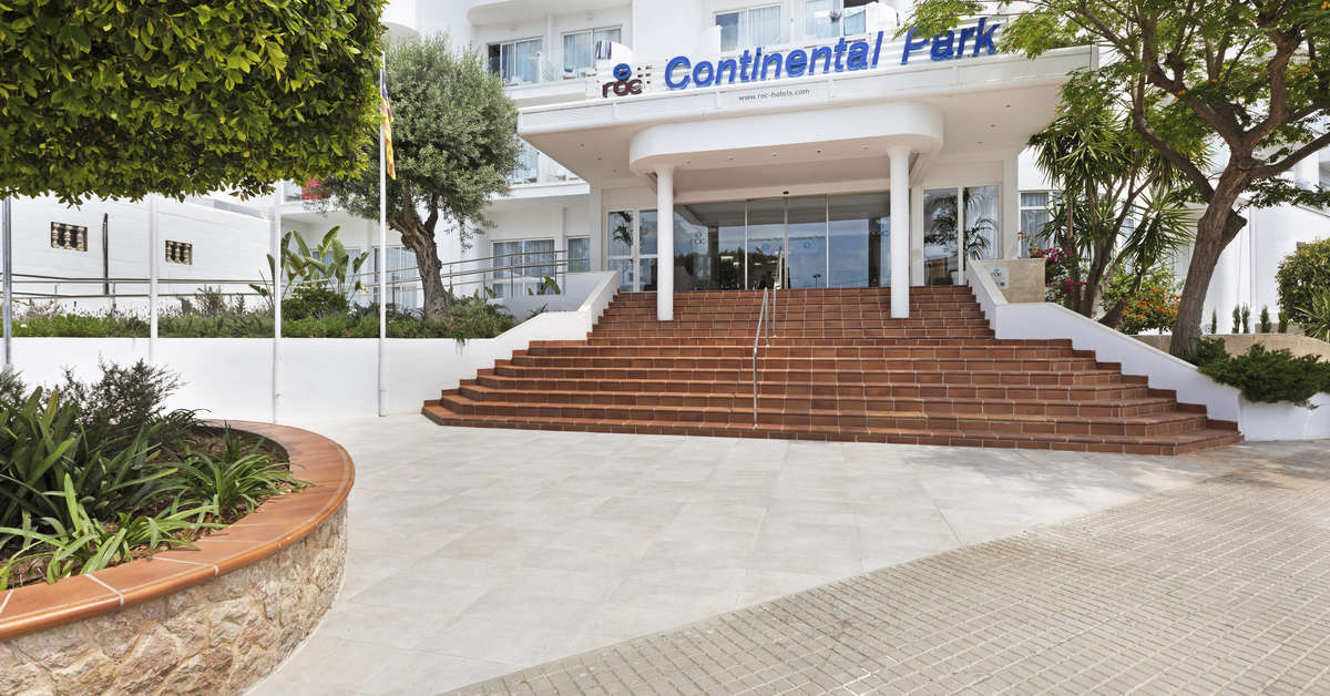 Een foto van de buitenkant van AluaSun Continental Park Hotel & Appartementen