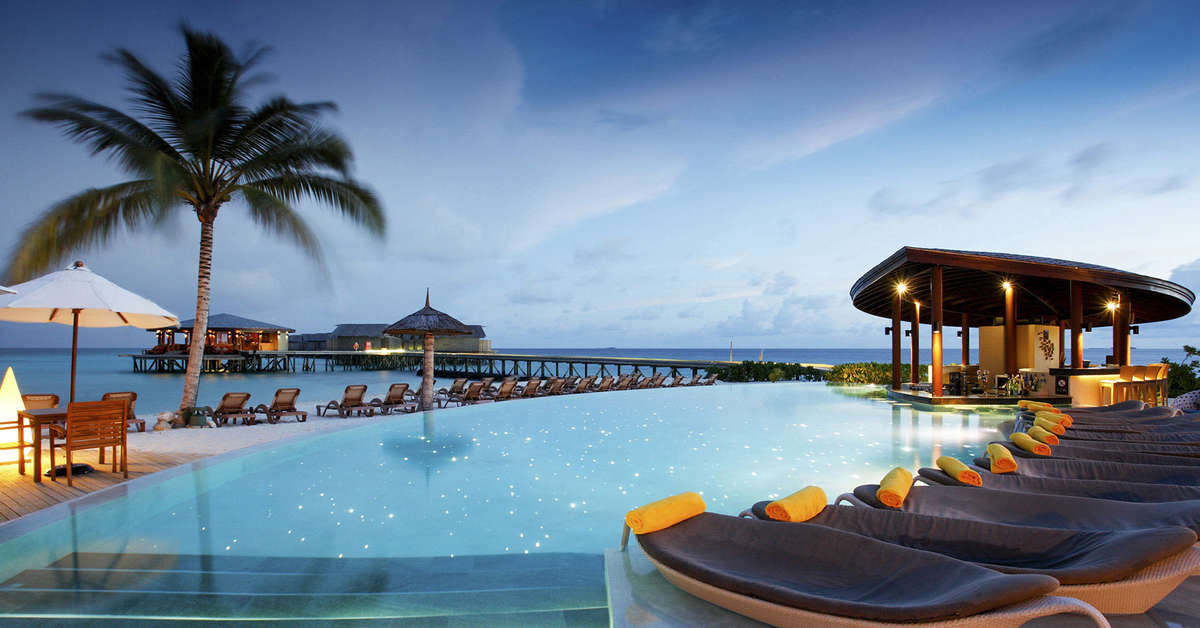 Een foto van het zwembad bij Centara Ras Fushi Resort & Spa Maldives