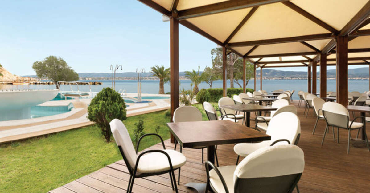 Een foto van het terras bij Ramada by Wyndham Loutraki Poseidon Resort