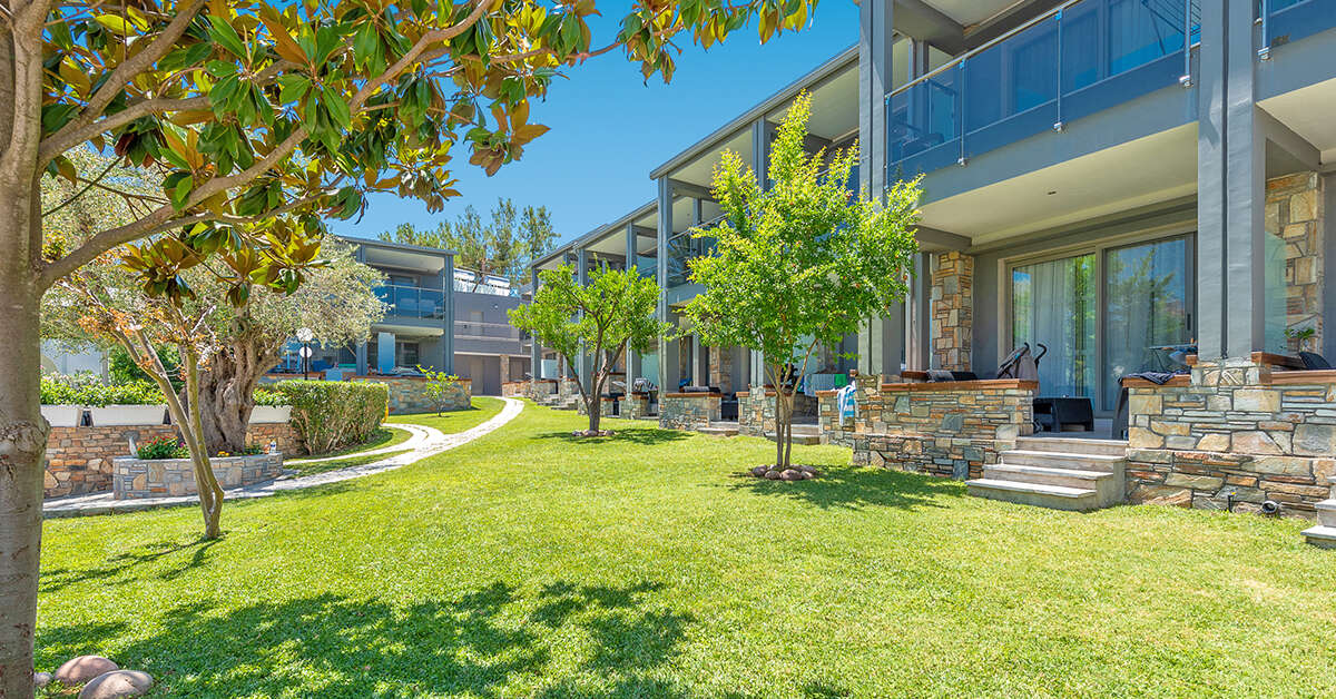 Een foto van het terras bij Dionysos Hotel & Studios
