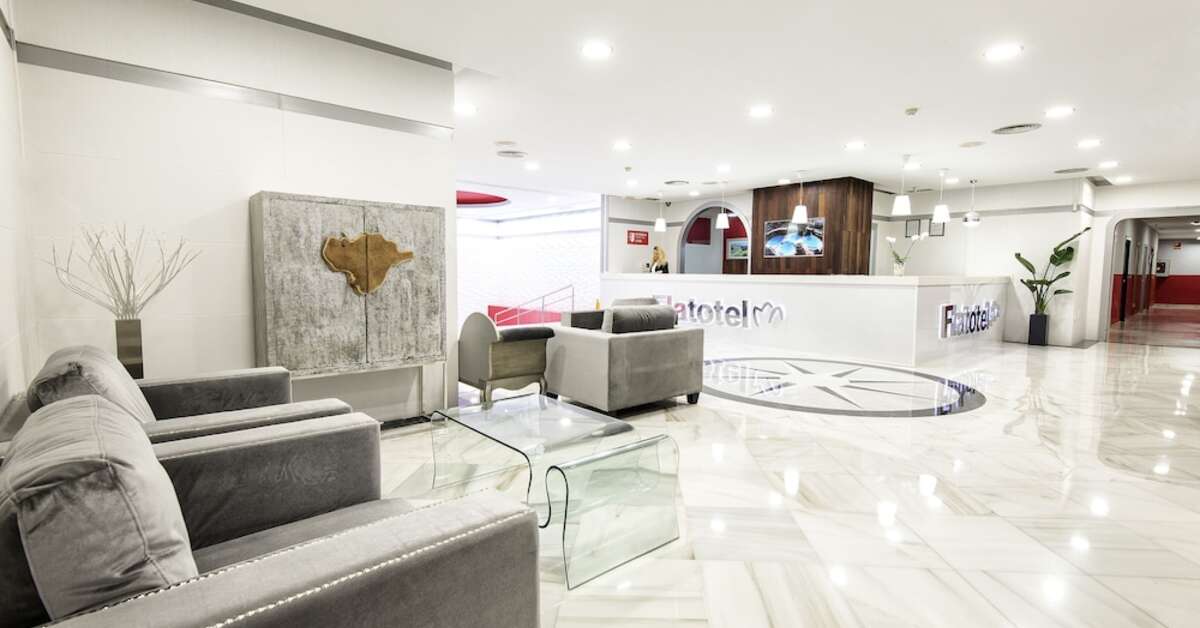 Een foto van het interieur van First Flatotel International