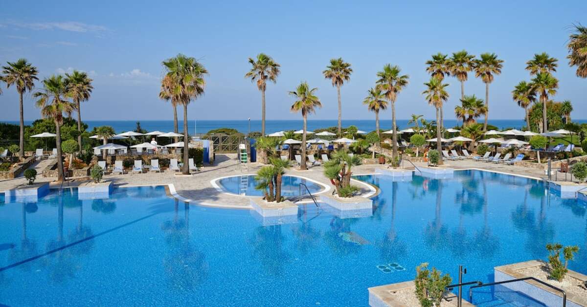 Een foto van het zwembad bij Hipotels Barrosa Palace & Spa