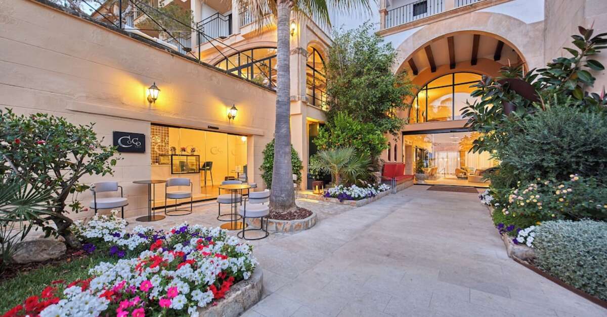 Ein Foto von der Terrasse im Secrets Mallorca Villamil Resort & Spa