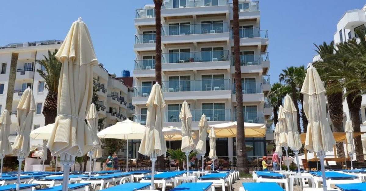 Een foto van de buitenkant van Begonville Beach Hotel
