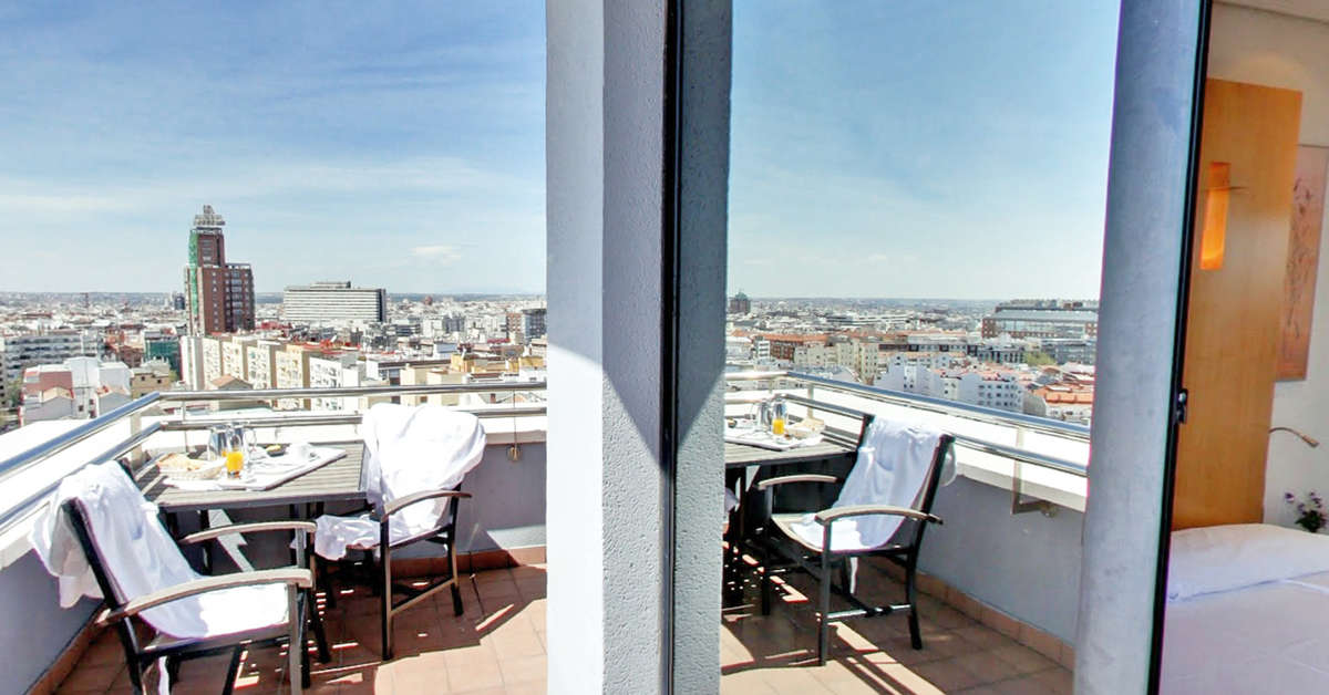 Een foto van het terras bij Abba Madrid Hotel
