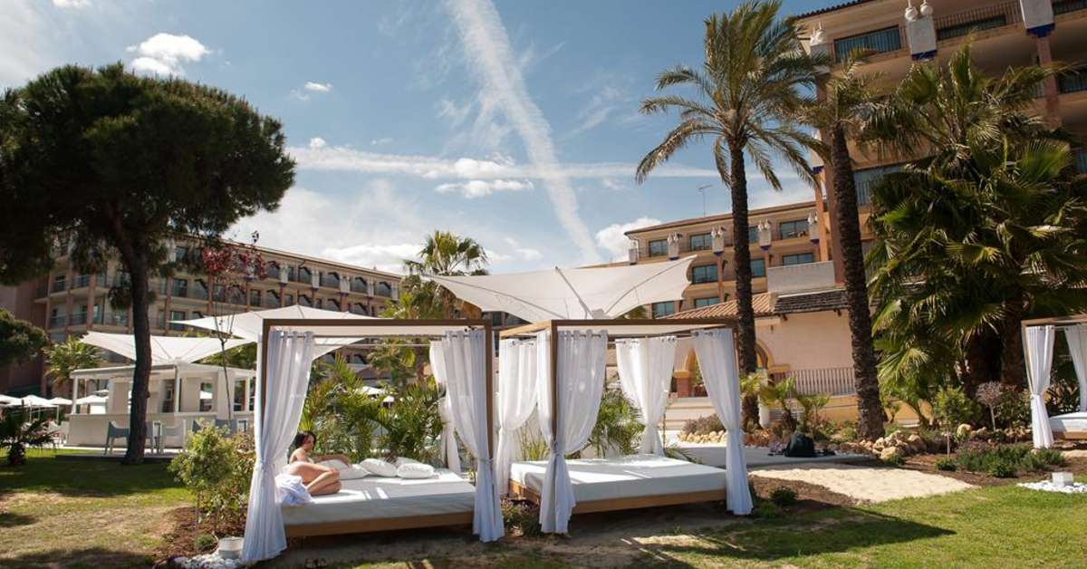 Een foto van het terras bij TUI Blue Isla Cristina Palace