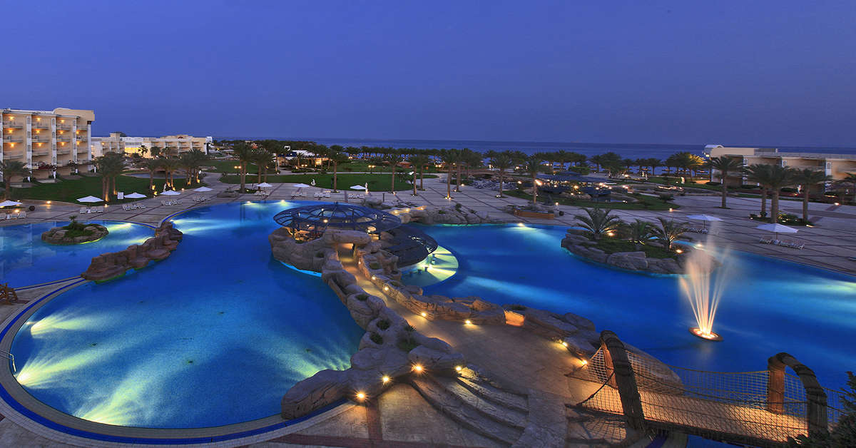 Een foto van het zwembad bij Palm Royale Soma Bay