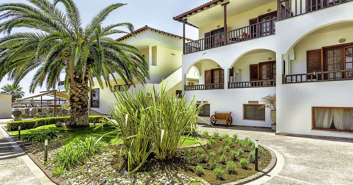 Ein Foto von der Außenansicht des Possidi Paradise Hotel