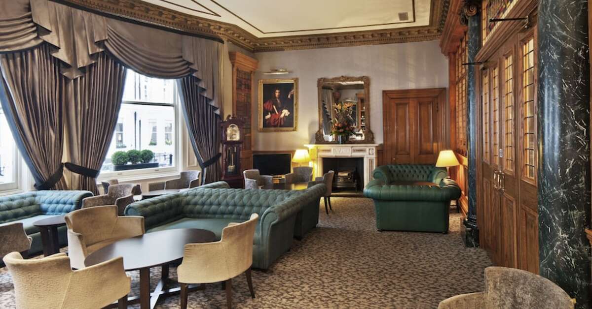 Een foto van het interieur van Gem Strathmore Hotel