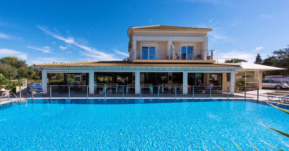 Een foto van het zwembad bij Kavos Plaza