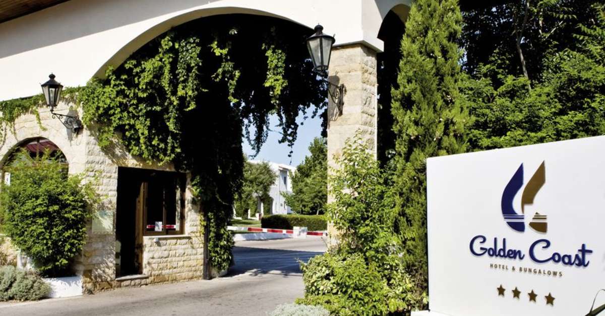 Een foto van de buitenkant van Golden Coast Hotel & Bungalows