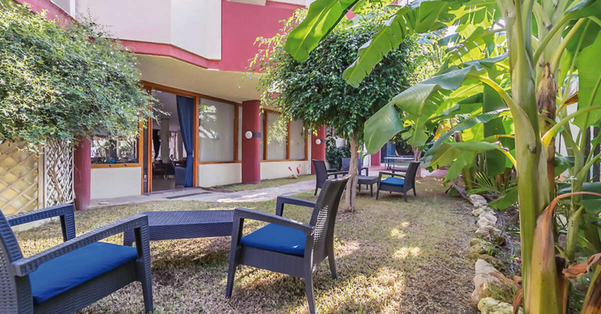 Een foto van het terras bij AluaSun Lago Rojo Hotel