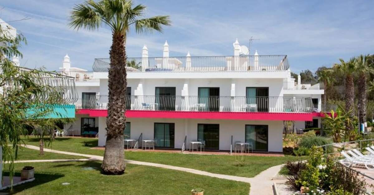 Een foto van de buitenkant van Bayside Salgados Appartementen