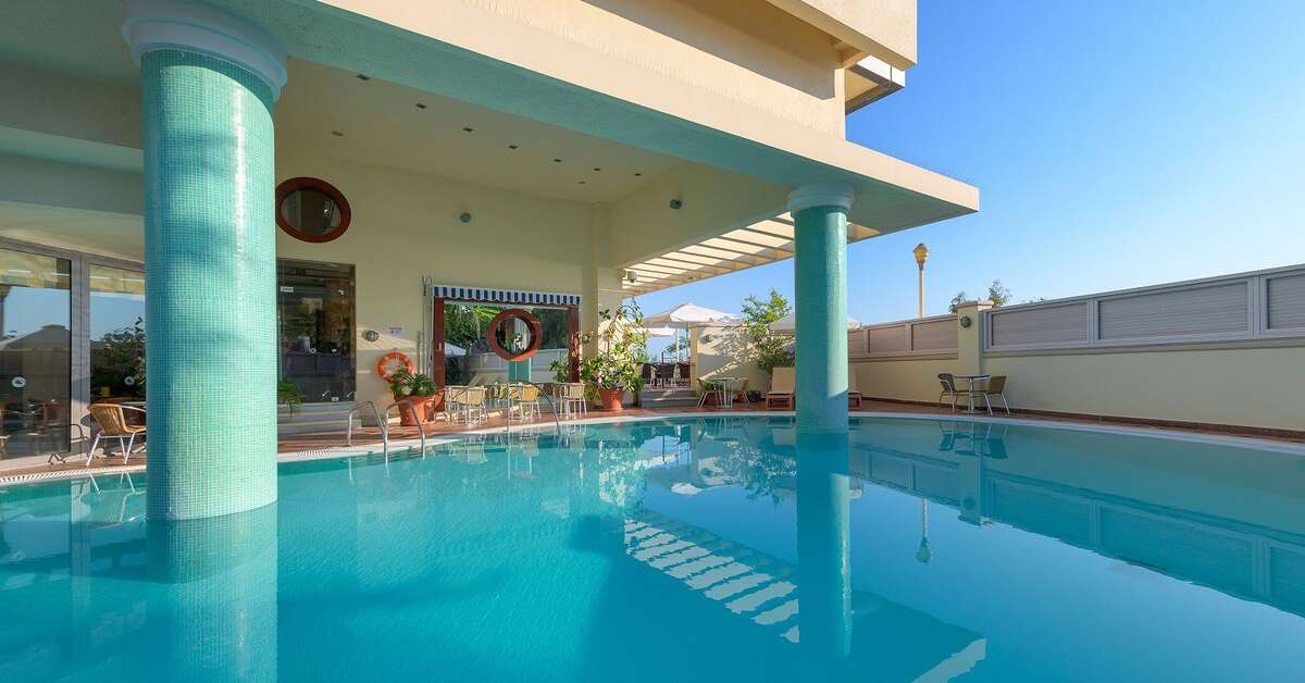 Een foto van het zwembad bij Mediterranean Hotel