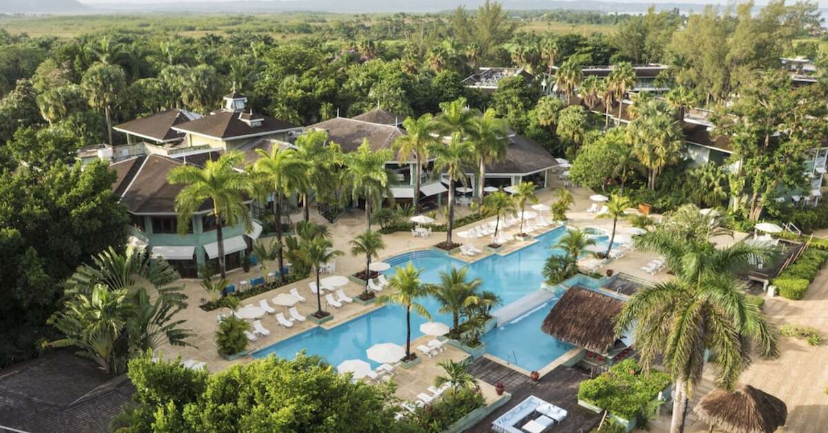 Een foto van het zwembad bij Couples Negril