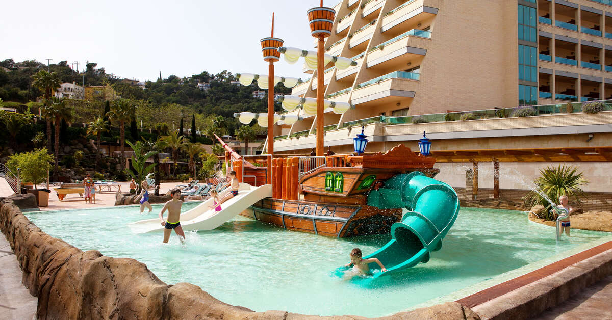 Ein Foto vom Pool im Golden Bahia de Tossa & Spa